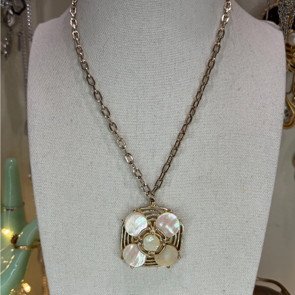 Vintage Mother Of Pearl Pendant Necklace Chain Gold Tone Medallion